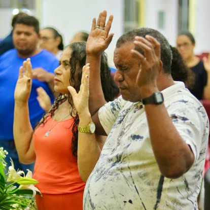 Irmãos em oração na AD Brás Ceará